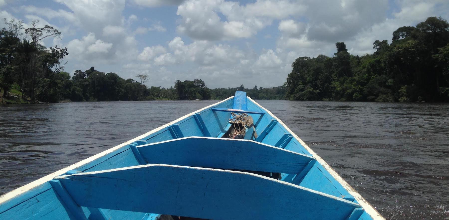 Blauwe boot op de rivier in Suriname